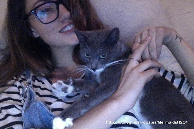 Phoebe Tonkin con su Gato y de su novio Paul