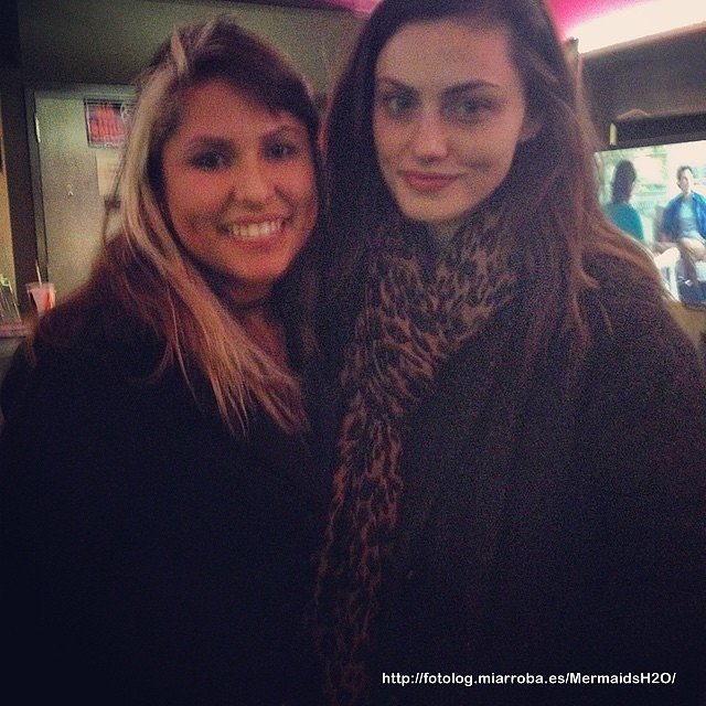 Phoebe Tonkin con una fan