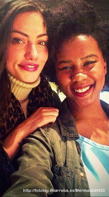 Phoebe Tonkin con una fan