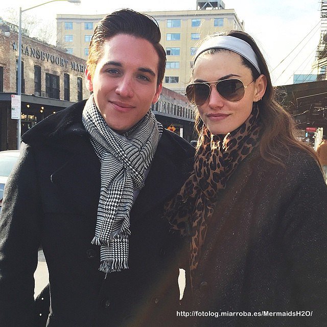 Phoebe Tonkin con un fan