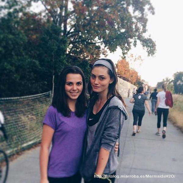 Phoebe Tonkin con una fan