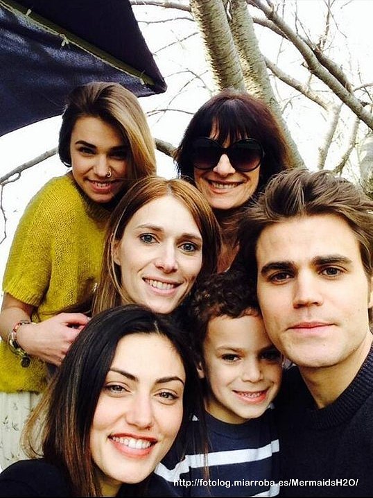 Phoebe Tonkin y la familia de su novio Paul Wesley