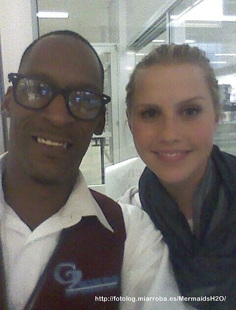 Claire Holt con un fan