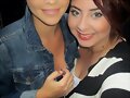 Claire Holt con una fan