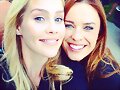 Claire Holt con su amiga Jessica McNamee