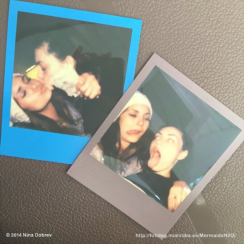 Phoebe Tonkin con Nina Dobrev de TVD