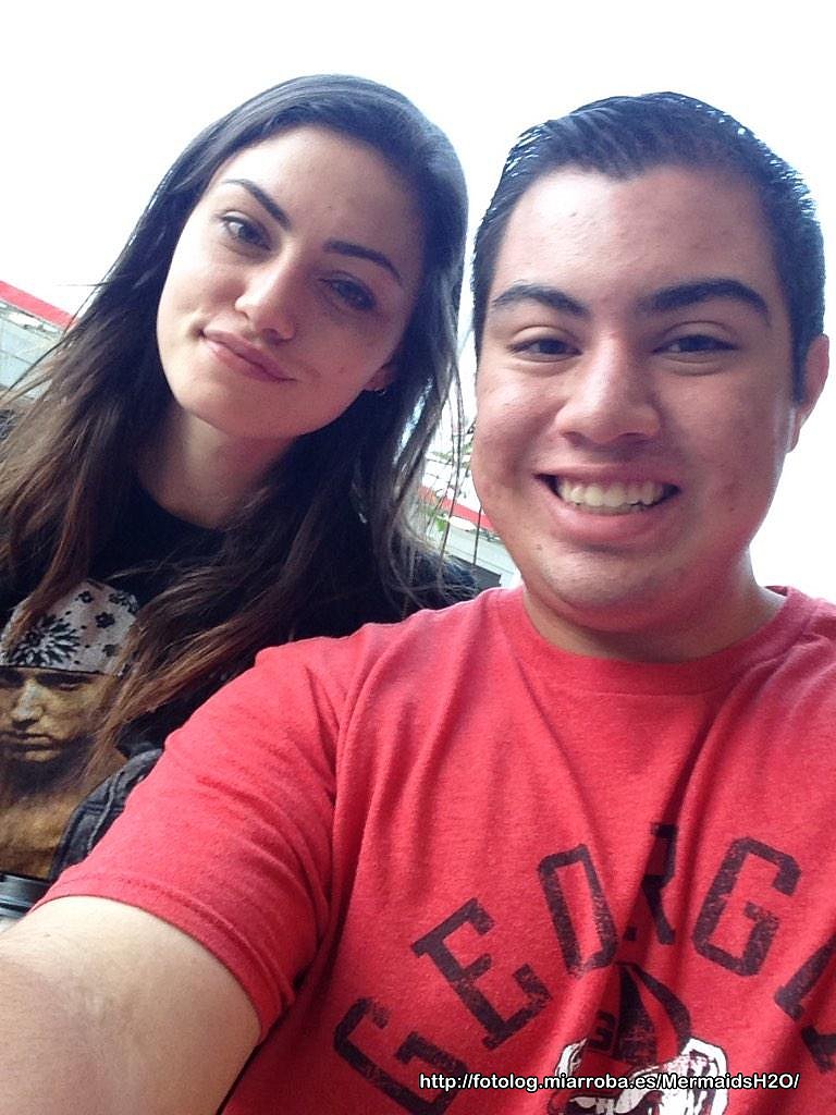 Phoebe Tonkin con un fan
