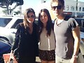 Phoebe Tonkin con su novio Paul Wesley y una fan
