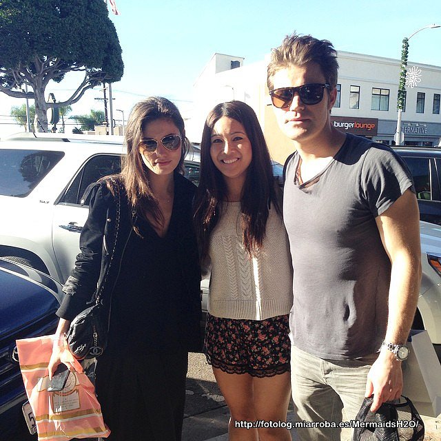 Phoebe Tonkin con su novio Paul Wesley y una fan