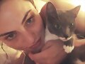 Phoebe Tonkin con su Gato y de su novio Paul