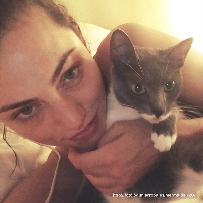 Phoebe Tonkin con su Gato y de su novio Paul