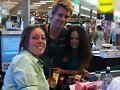 Luke Mitchell con su esposa Rebecca Breeds