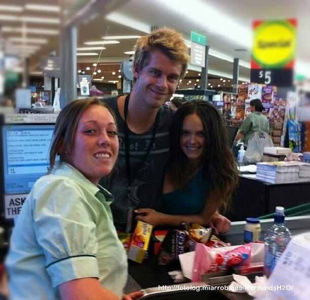 Luke Mitchell con su esposa Rebecca Breeds
