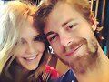 Luke Mitchell con su esposa Rebecca Breeds