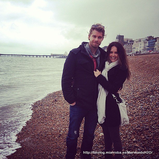 Luke Mitchell con su esposa Rebecca Breeds