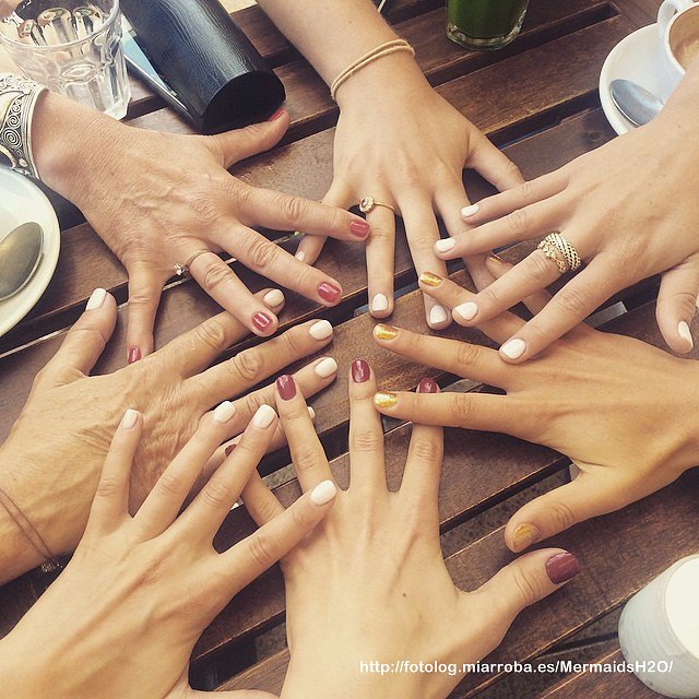 Phoebe Tonkin - Navidad 2014 en Sydney, Australia