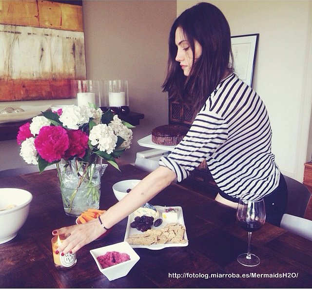 Phoebe Tonkin - Navidad 2014 en Sydney, Australia