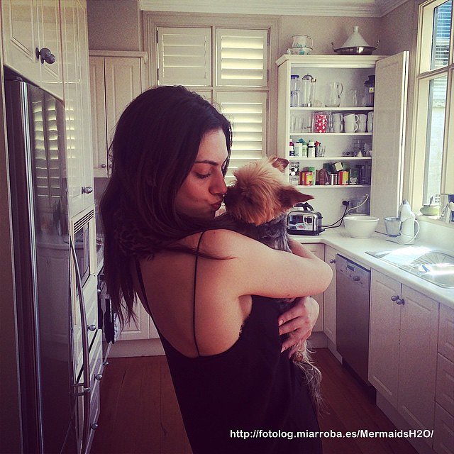 Phoebe Tonkin - Navidad 2014 en Sydney, Australia