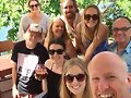 Cleo Massey con su familia y la de su novio