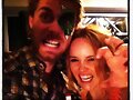 Luke Mitchell con su esposa Rebecca Breeds