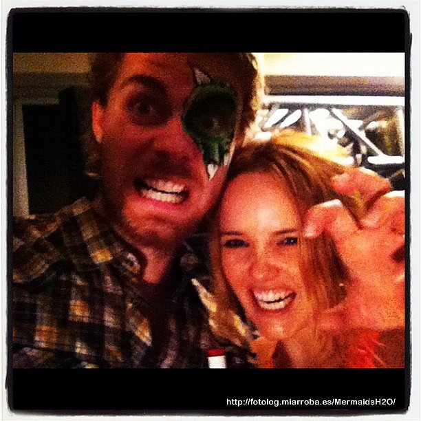 Luke Mitchell con su esposa Rebecca Breeds