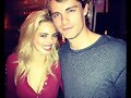 Luke Mitchell con una amiga Samara Weaving
