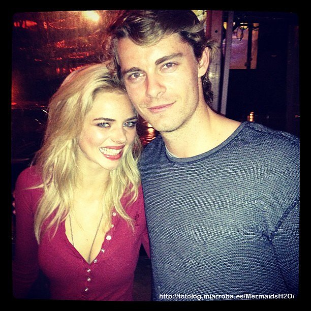 Luke Mitchell con una amiga Samara Weaving