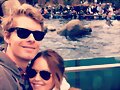 Luke Mitchell con su esposa Rebecca Breeds