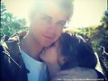 Luke Mitchell con su esposa Rebecca Breeds