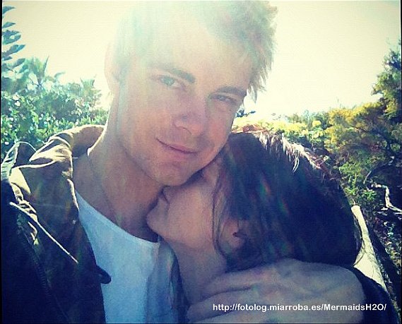 Luke Mitchell con su esposa Rebecca Breeds