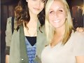 Phoebe Tonkin con una fan en set de The Originals