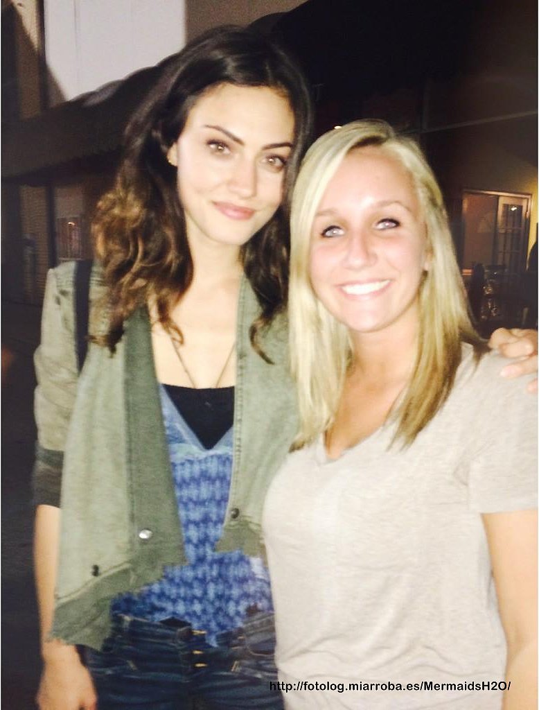 Phoebe Tonkin con una fan en set de The Originals