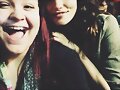 Phoebe Tonkin con una fan en set de The Originals