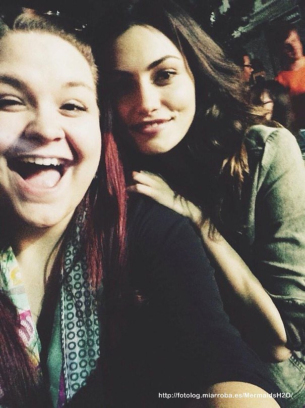Phoebe Tonkin con una fan en set de The Originals