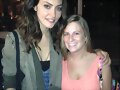 Phoebe Tonkin con una fan en set de The Originals