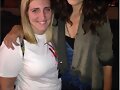 Phoebe Tonkin con una fan en set de The Originals