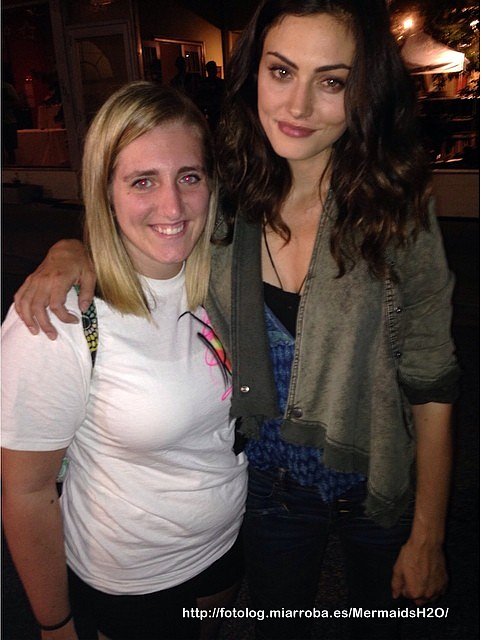 Phoebe Tonkin con una fan en set de The Originals