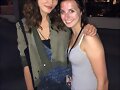 Phoebe Tonkin con una fan en set de The Originals
