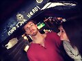 Luke Mitchell con su esposa Rebecca Breeds