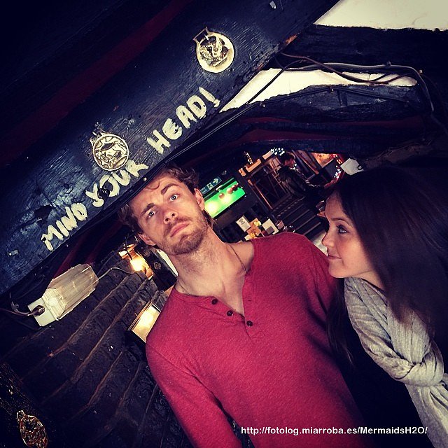 Luke Mitchell con su esposa Rebecca Breeds