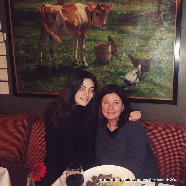 Phoebe Tonkin con su madre Jane Tonkin