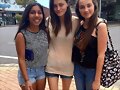 Phoebe Tonkin con fans