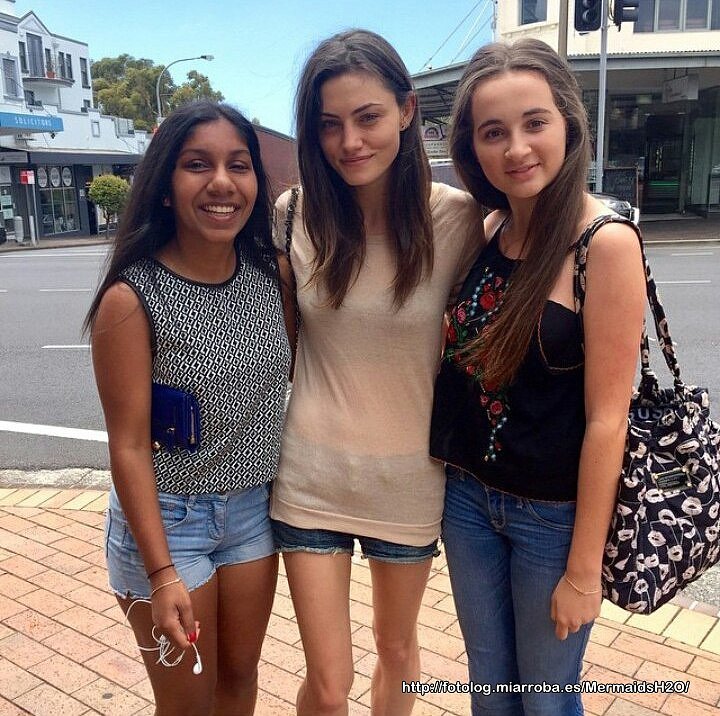 Phoebe Tonkin con fans