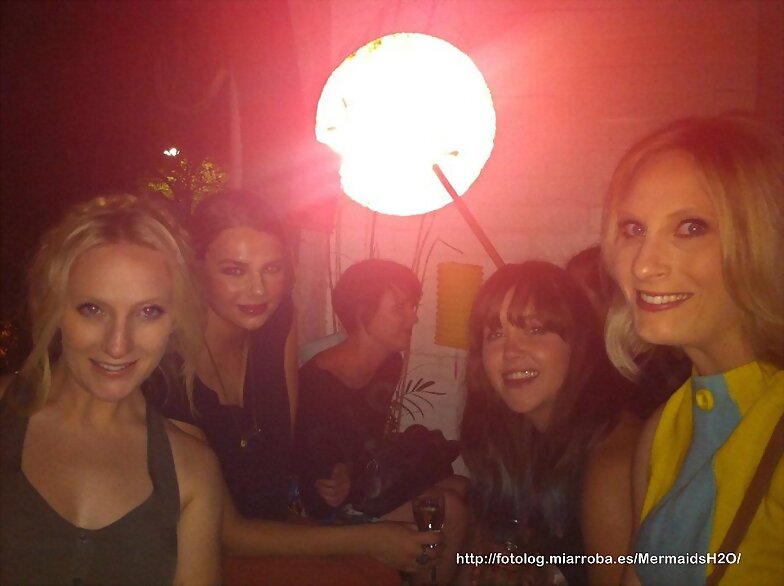 Indiana Evans con amigas