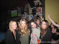 Indiana Evans con Brooke Callaghan y amigas