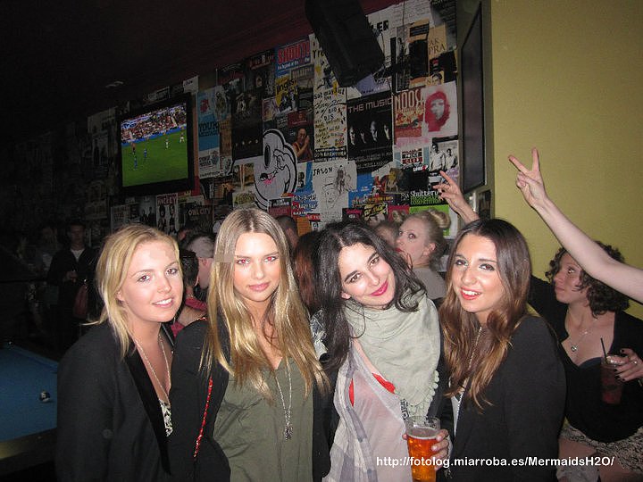 Indiana Evans con Brooke Callaghan y amigas