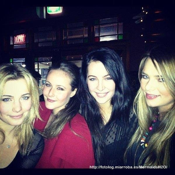 Indiana Evans con amigas