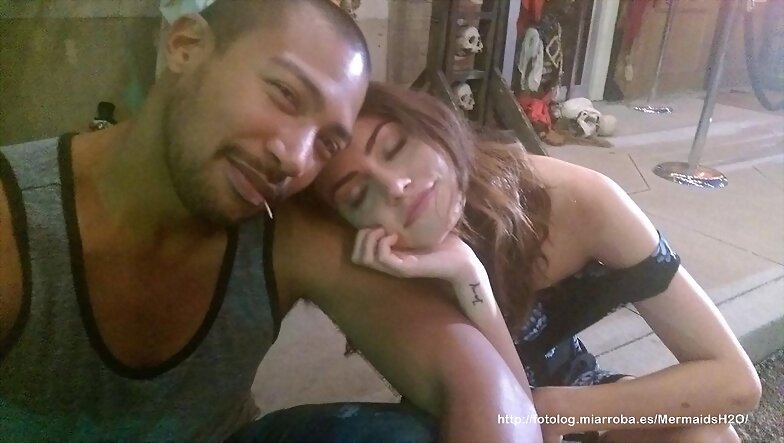 Phoebe Tonkin y Charles en el set de The Originals