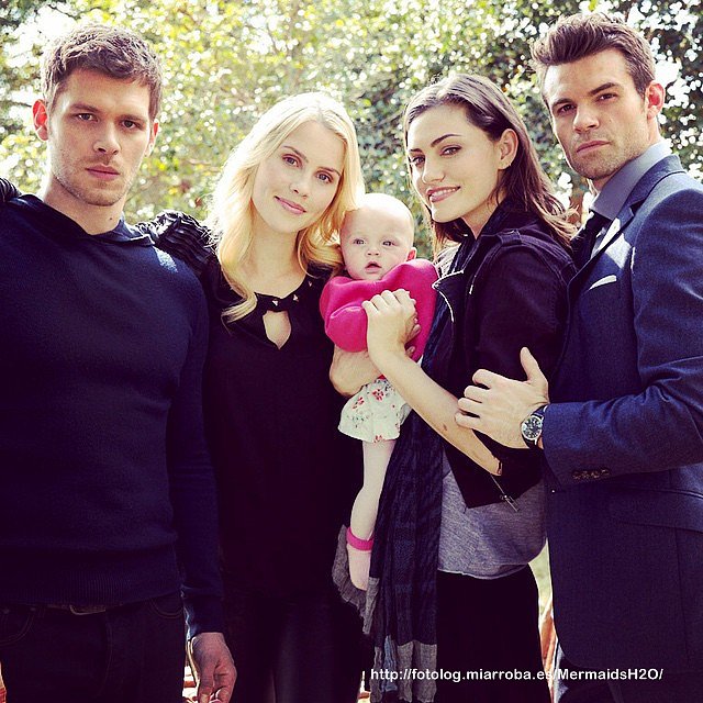 Behind the scenes Phoebe y Claire en The Originals