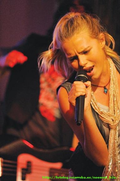 Bella cantando